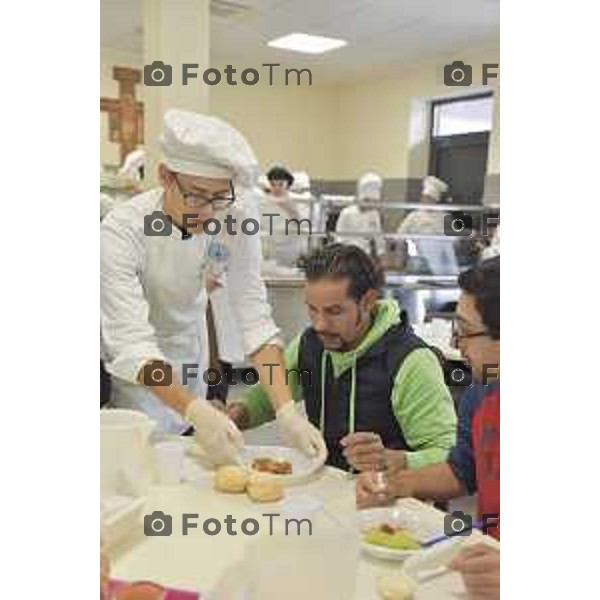 Foto LaPress Manzoni Tiziano 17/10/2018 ITALIA BERGAMO cronaca Gli studenti ABF cucinano per i poveri nella foto l\'evento <"aggiungi un posto a tavola"