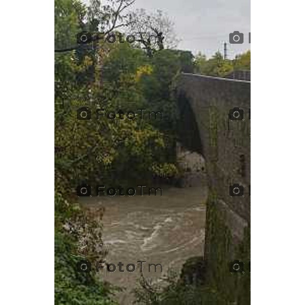 Foto LaPresse/Manzoni Tiziano 29/10/2018 Bergamo, Italia cronache, Maltempo nella provincia di bergamo Nella foto: Il fiume Brembo in piena il Ponte di Briolo sorvegliato speciale