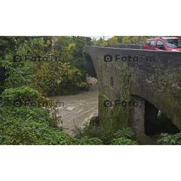 Foto LaPresse/Manzoni Tiziano 29/10/2018 Bergamo, Italia cronache, Maltempo nella provincia di bergamo Nella foto: Il fiume Brembo in piena il Ponte di Briolo sorvegliato speciale