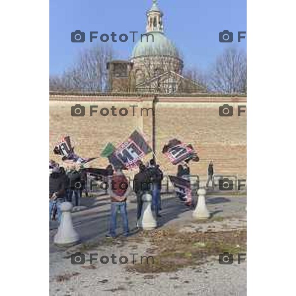 Foto LaPress Manzoni Tiziano 18/11/2018 ITALIA BERGAMO cronaca tavolo di dialogo fra diocesi lombarde e realtà cattoliche LGBT. Protesta Forza Nuova e ultracattolici fuori dal santuario della Madonna di Caravaggio nella foto la protesta di militanti di FN con il coordinatore Oscar Rizzini