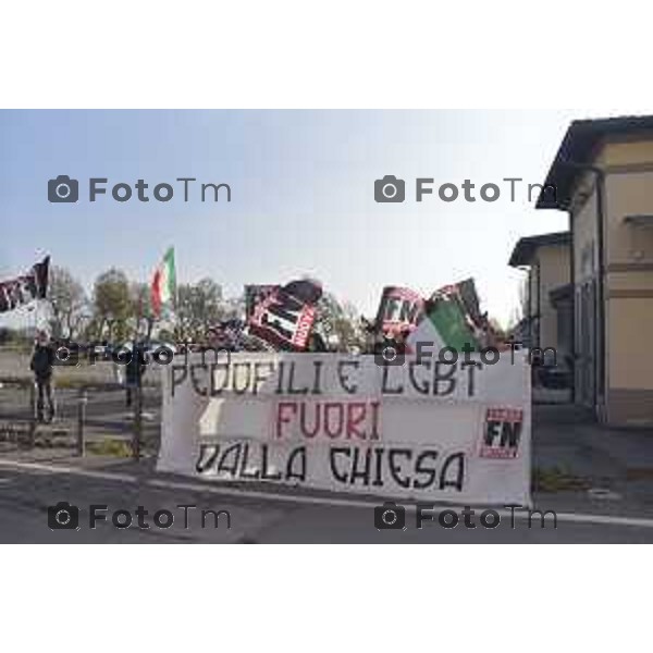 Foto LaPress Manzoni Tiziano 18/11/2018 ITALIA BERGAMO cronaca tavolo di dialogo fra diocesi lombarde e realtà cattoliche LGBT. Protesta Forza Nuova e ultracattolici fuori dal santuario della Madonna di Caravaggio nella foto la protesta di militanti di FN con il coordinatore Oscar Rizzini