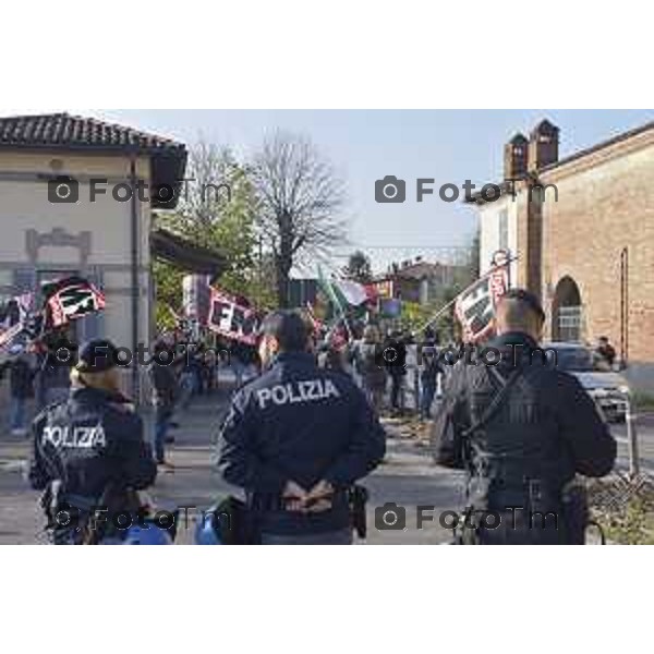 Foto LaPress Manzoni Tiziano 18/11/2018 ITALIA BERGAMO cronaca tavolo di dialogo fra diocesi lombarde e realtà cattoliche LGBT. Protesta Forza Nuova e ultracattolici fuori dal santuario della Madonna di Caravaggio nella foto la protesta di militanti di FN con il coordinatore Oscar Rizzini