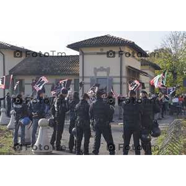 Foto LaPress Manzoni Tiziano 18/11/2018 ITALIA BERGAMO cronaca tavolo di dialogo fra diocesi lombarde e realtà cattoliche LGBT. Protesta Forza Nuova e ultracattolici fuori dal santuario della Madonna di Caravaggio nella foto la protesta di militanti di FN con il coordinatore Oscar Rizzini