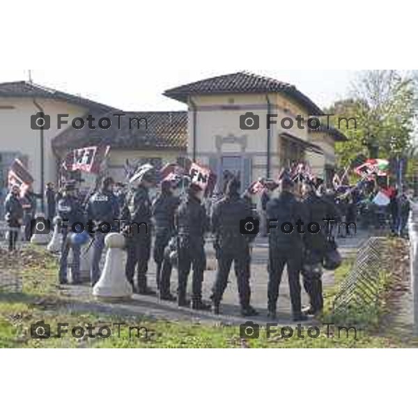 Foto LaPress Manzoni Tiziano 18/11/2018 ITALIA BERGAMO cronaca tavolo di dialogo fra diocesi lombarde e realtà cattoliche LGBT. Protesta Forza Nuova e ultracattolici fuori dal santuario della Madonna di Caravaggio nella foto la protesta di militanti di FN con il coordinatore Oscar Rizzini