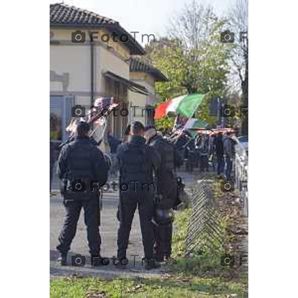 Foto LaPress Manzoni Tiziano 18/11/2018 ITALIA BERGAMO cronaca tavolo di dialogo fra diocesi lombarde e realtà cattoliche LGBT. Protesta Forza Nuova e ultracattolici fuori dal santuario della Madonna di Caravaggio nella foto la protesta di militanti di FN con il coordinatore Oscar Rizzini