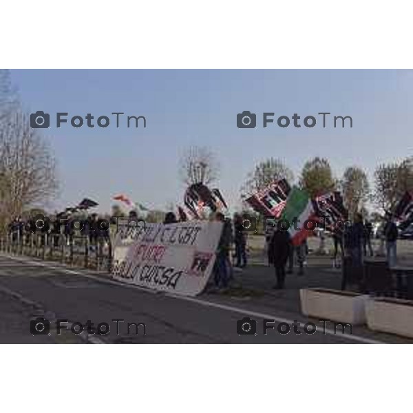 Foto LaPress Manzoni Tiziano 18/11/2018 ITALIA BERGAMO cronaca tavolo di dialogo fra diocesi lombarde e realtà cattoliche LGBT. Protesta Forza Nuova e ultracattolici fuori dal santuario della Madonna di Caravaggio nella foto la protesta di militanti di FN con il coordinatore Oscar Rizzini