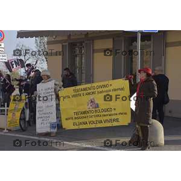 Foto LaPress Manzoni Tiziano 18/11/2018 ITALIA BERGAMO cronaca tavolo di dialogo fra diocesi lombarde e realtà cattoliche LGBT. Protesta Forza Nuova e ultracattolici fuori dal santuario della Madonna di Caravaggio nella foto la protesta di militanti di FN con il coordinatore Oscar Rizzini