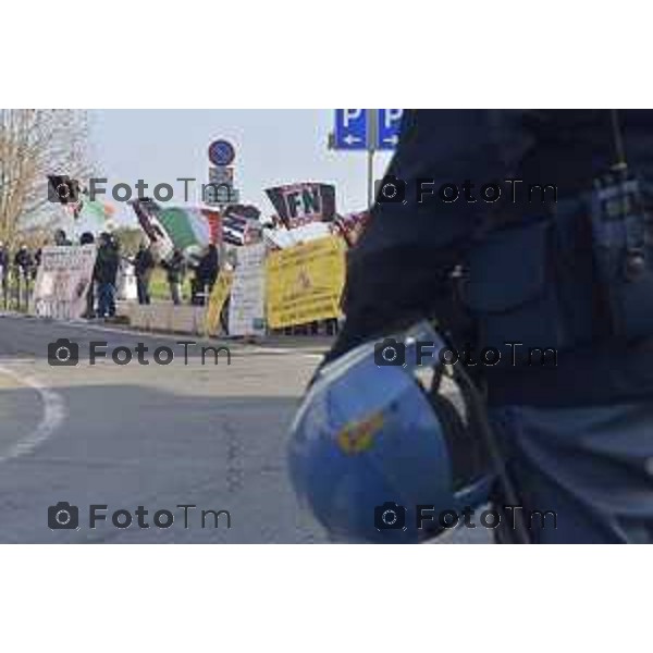 Foto LaPress Manzoni Tiziano 18/11/2018 ITALIA BERGAMO cronaca tavolo di dialogo fra diocesi lombarde e realtà cattoliche LGBT. Protesta Forza Nuova e ultracattolici fuori dal santuario della Madonna di Caravaggio nella foto la protesta di militanti di FN con il coordinatore Oscar Rizzini