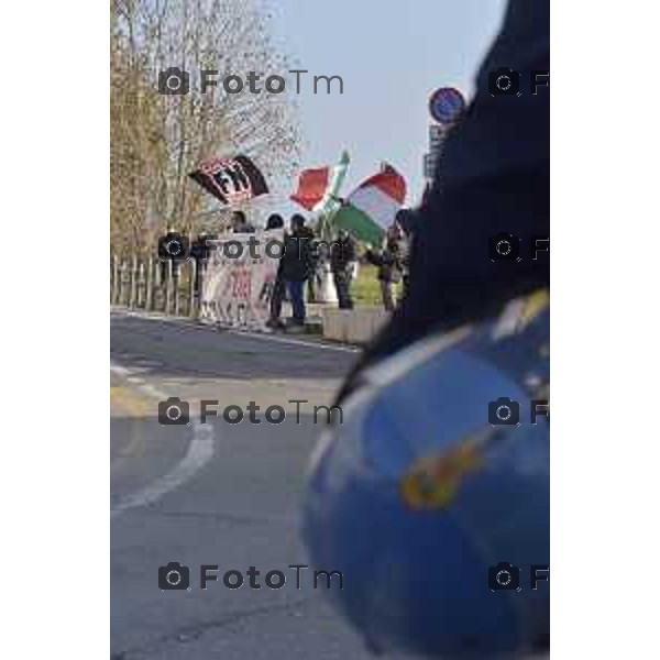 Foto LaPress Manzoni Tiziano 18/11/2018 ITALIA BERGAMO cronaca tavolo di dialogo fra diocesi lombarde e realtà cattoliche LGBT. Protesta Forza Nuova e ultracattolici fuori dal santuario della Madonna di Caravaggio nella foto la protesta di militanti di FN con il coordinatore Oscar Rizzini