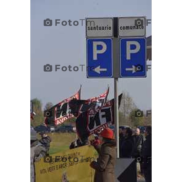 Foto LaPress Manzoni Tiziano 18/11/2018 ITALIA BERGAMO cronaca tavolo di dialogo fra diocesi lombarde e realtà cattoliche LGBT. Protesta Forza Nuova e ultracattolici fuori dal santuario della Madonna di Caravaggio nella foto la protesta di militanti di FN con il coordinatore Oscar Rizzini