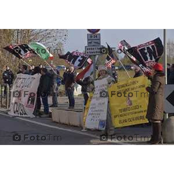 Foto LaPress Manzoni Tiziano 18/11/2018 ITALIA BERGAMO cronaca tavolo di dialogo fra diocesi lombarde e realtà cattoliche LGBT. Protesta Forza Nuova e ultracattolici fuori dal santuario della Madonna di Caravaggio nella foto la protesta di militanti di FN con il coordinatore Oscar Rizzini