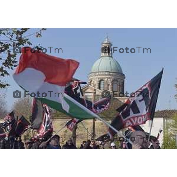 Foto LaPress Manzoni Tiziano 18/11/2018 ITALIA BERGAMO cronaca tavolo di dialogo fra diocesi lombarde e realtà cattoliche LGBT. Protesta Forza Nuova e ultracattolici fuori dal santuario della Madonna di Caravaggio nella foto la protesta di militanti di FN con il coordinatore Oscar Rizzini