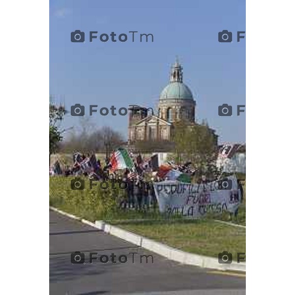 Foto LaPress Manzoni Tiziano 18/11/2018 ITALIA BERGAMO cronaca tavolo di dialogo fra diocesi lombarde e realtà cattoliche LGBT. Protesta Forza Nuova e ultracattolici fuori dal santuario della Madonna di Caravaggio nella foto la protesta di militanti di FN con il coordinatore Oscar Rizzini