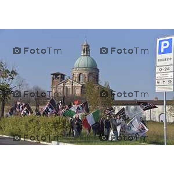 Foto LaPress Manzoni Tiziano 18/11/2018 ITALIA BERGAMO cronaca tavolo di dialogo fra diocesi lombarde e realtà cattoliche LGBT. Protesta Forza Nuova e ultracattolici fuori dal santuario della Madonna di Caravaggio nella foto la protesta di militanti di FN con il coordinatore Oscar Rizzini