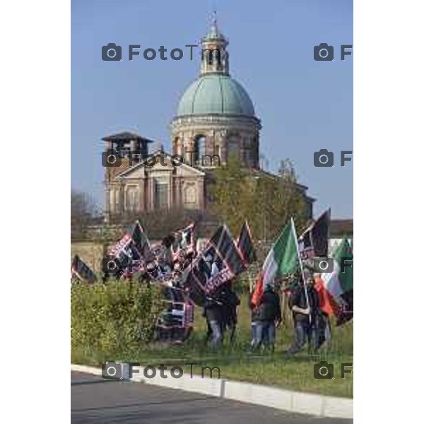 Foto LaPress Manzoni Tiziano 18/11/2018 ITALIA BERGAMO cronaca tavolo di dialogo fra diocesi lombarde e realtà cattoliche LGBT. Protesta Forza Nuova e ultracattolici fuori dal santuario della Madonna di Caravaggio nella foto la protesta di militanti di FN con il coordinatore Oscar Rizzini