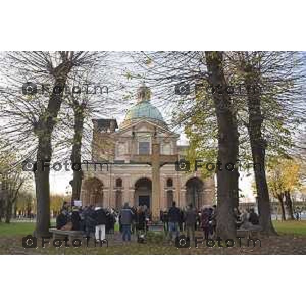 Foto LaPress Manzoni Tiziano 18/11/2018 ITALIA BERGAMO cronaca tavolo di dialogo fra diocesi lombarde e realtà cattoliche LGBT. Protesta Forza Nuova e ultracattolici fuori dal santuario della Madonna di Caravaggio nella foto Il rito riparatore, rinominato “preghiera omofoba” praticato sotto la croce del santuario