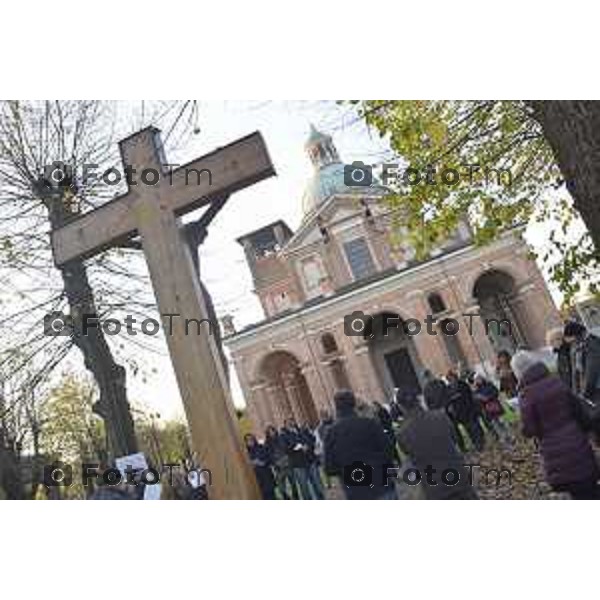 Foto LaPress Manzoni Tiziano 18/11/2018 ITALIA BERGAMO cronaca tavolo di dialogo fra diocesi lombarde e realtà cattoliche LGBT. Protesta Forza Nuova e ultracattolici fuori dal santuario della Madonna di Caravaggio nella foto Il rito riparatore, rinominato “preghiera omofoba” praticato sotto la croce del santuario