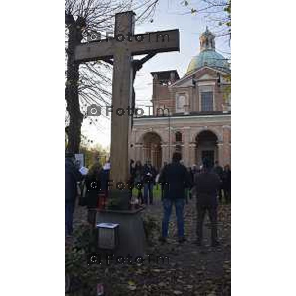 Foto LaPress Manzoni Tiziano 18/11/2018 ITALIA BERGAMO cronaca tavolo di dialogo fra diocesi lombarde e realtà cattoliche LGBT. Protesta Forza Nuova e ultracattolici fuori dal santuario della Madonna di Caravaggio nella foto Il rito riparatore, rinominato “preghiera omofoba” praticato sotto la croce del santuario