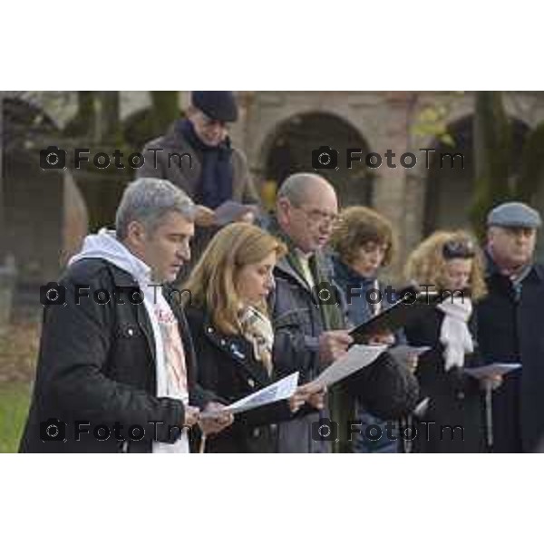 Foto LaPress Manzoni Tiziano 18/11/2018 ITALIA BERGAMO cronaca tavolo di dialogo fra diocesi lombarde e realtà cattoliche LGBT. Protesta Forza Nuova e ultracattolici fuori dal santuario della Madonna di Caravaggio nella foto Il rito riparatore, rinominato “preghiera omofoba” praticato sotto la croce del santuario