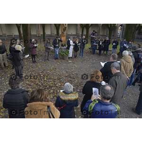 Foto LaPress Manzoni Tiziano 18/11/2018 ITALIA BERGAMO cronaca tavolo di dialogo fra diocesi lombarde e realtà cattoliche LGBT. Protesta Forza Nuova e ultracattolici fuori dal santuario della Madonna di Caravaggio nella foto Il rito riparatore, rinominato “preghiera omofoba” praticato sotto la croce del santuario