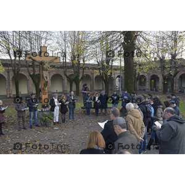 Foto LaPress Manzoni Tiziano 18/11/2018 ITALIA BERGAMO cronaca tavolo di dialogo fra diocesi lombarde e realtà cattoliche LGBT. Protesta Forza Nuova e ultracattolici fuori dal santuario della Madonna di Caravaggio nella foto Il rito riparatore, rinominato “preghiera omofoba” praticato sotto la croce del santuario