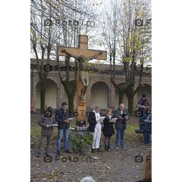 Foto LaPress Manzoni Tiziano 18/11/2018 ITALIA BERGAMO cronaca tavolo di dialogo fra diocesi lombarde e realtà cattoliche LGBT. Protesta Forza Nuova e ultracattolici fuori dal santuario della Madonna di Caravaggio nella foto Il rito riparatore, rinominato “preghiera omofoba” praticato sotto la croce del santuario