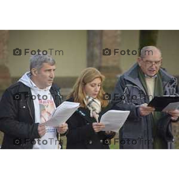 Foto LaPress Manzoni Tiziano 18/11/2018 ITALIA BERGAMO cronaca tavolo di dialogo fra diocesi lombarde e realtà cattoliche LGBT. Protesta Forza Nuova e ultracattolici fuori dal santuario della Madonna di Caravaggio nella foto Il rito riparatore, rinominato “preghiera omofoba” praticato sotto la croce del santuario