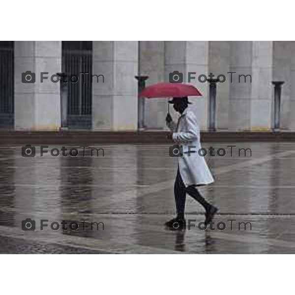 Foto LaPresse/Manzoni Tiziano 29/10/2018 Bergamo, Italia cronache, Maltempo Bergamo Nella foto: gente sotto la pioggia in centro città