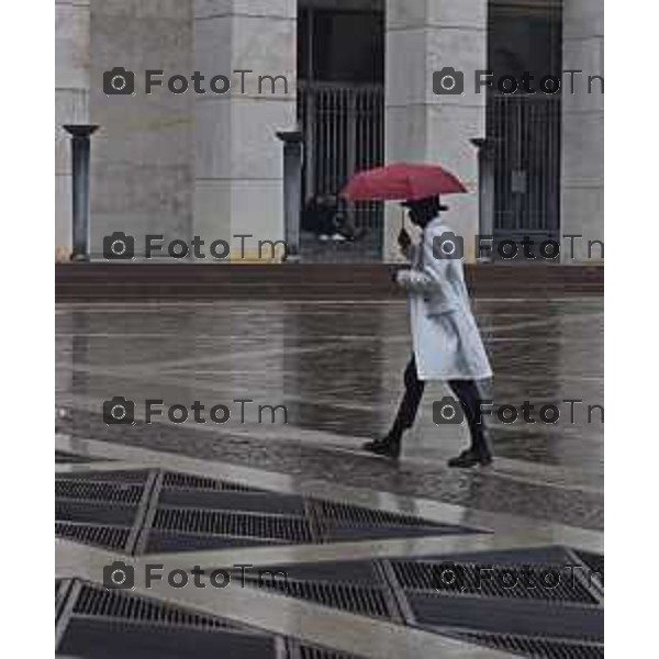 Foto LaPresse/Manzoni Tiziano 29/10/2018 Bergamo, Italia cronache, Maltempo Bergamo Nella foto: gente sotto la pioggia in centro città