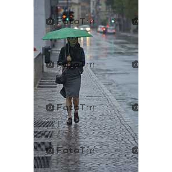 Foto LaPresse/Manzoni Tiziano 29/10/2018 Bergamo, Italia cronache, Maltempo Bergamo Nella foto: gente sotto la pioggia in centro città