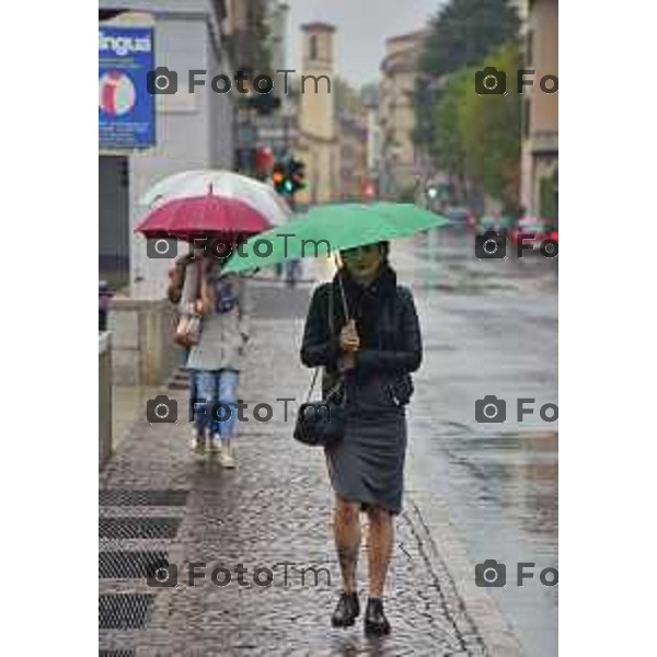 Foto LaPresse/Manzoni Tiziano 29/10/2018 Bergamo, Italia cronache, Maltempo Bergamo Nella foto: gente sotto la pioggia in centro città