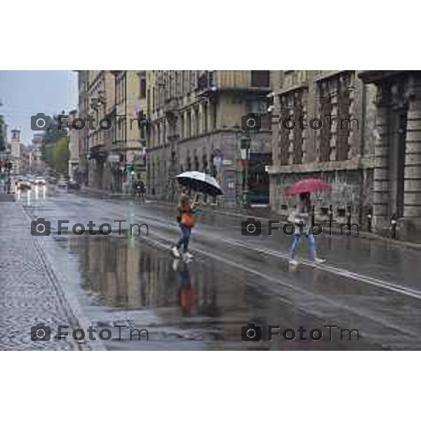 Foto LaPresse/Manzoni Tiziano 29/10/2018 Bergamo, Italia cronache, Maltempo Bergamo Nella foto: gente sotto la pioggia in centro città