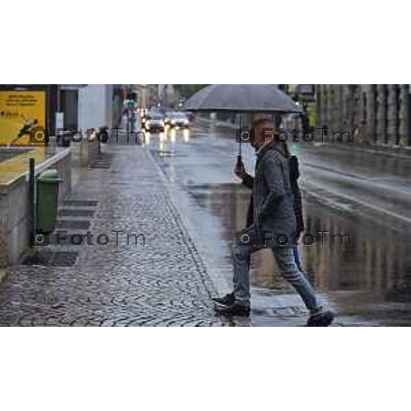 Foto LaPresse/Manzoni Tiziano 29/10/2018 Bergamo, Italia cronache, Maltempo Bergamo Nella foto: gente sotto la pioggia in centro città