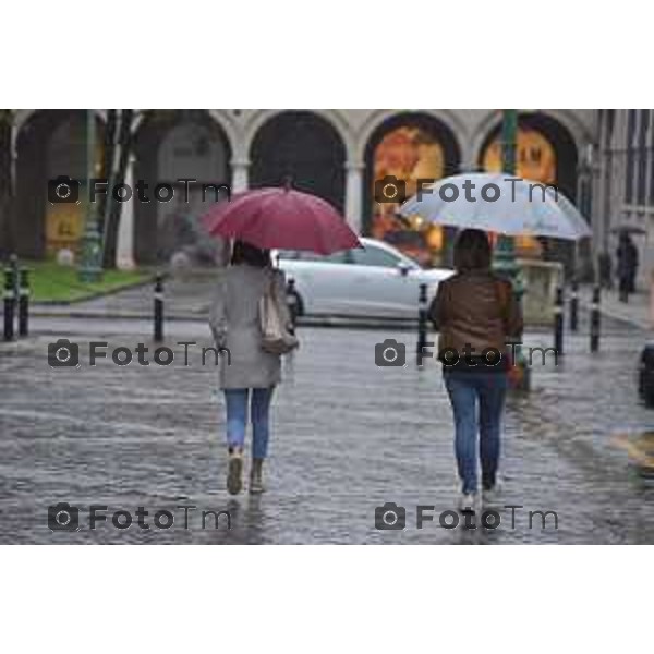 Foto LaPresse/Manzoni Tiziano 29/10/2018 Bergamo, Italia cronache, Maltempo Bergamo Nella foto: gente sotto la pioggia in centro città