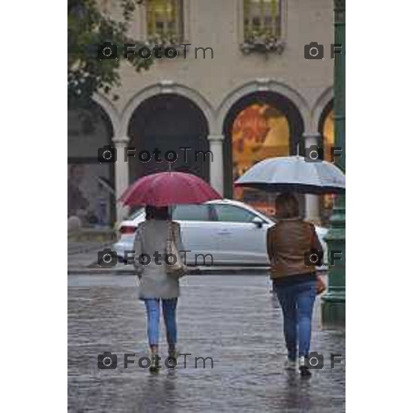 Foto LaPresse/Manzoni Tiziano 29/10/2018 Bergamo, Italia cronache, Maltempo Bergamo Nella foto: gente sotto la pioggia in centro città