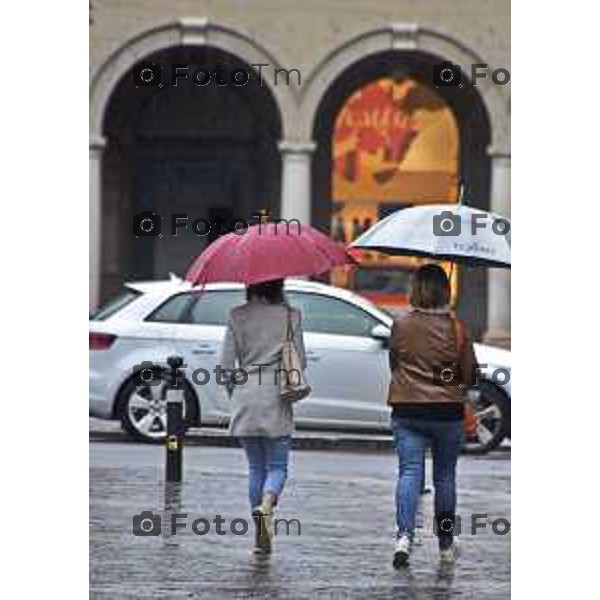 Foto LaPresse/Manzoni Tiziano 29/10/2018 Bergamo, Italia cronache, Maltempo Bergamo Nella foto: gente sotto la pioggia in centro città