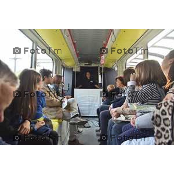 08/10/2018 Davide Gandossi x Tiziano Manzoni Bergamo - ITALIA Cronaca. Tutto il Teatro che ci piace, Conferenza e spettacolo sul Tram della TEB. Partenza Da Bergamo Fino ad Albino. nella foto: L\'ho spettacolo per i bambini sul tram della TEB ad Albino