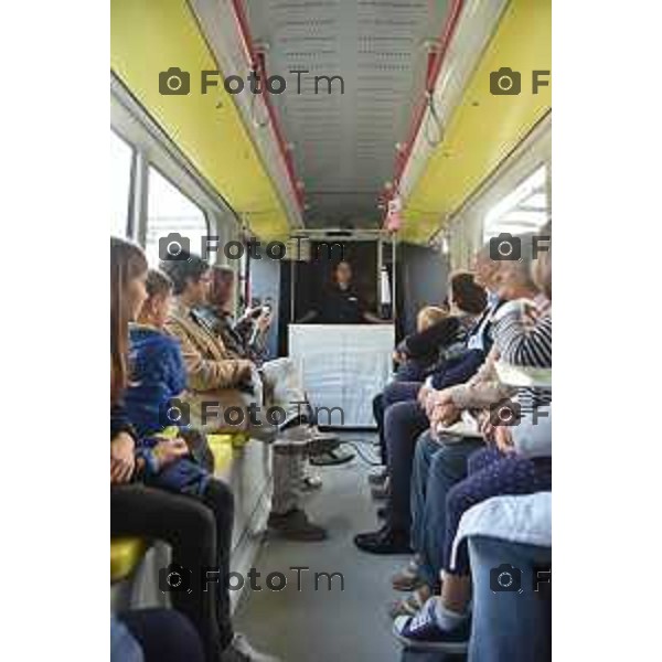 08/10/2018 Davide Gandossi x Tiziano Manzoni Bergamo - ITALIA Cronaca. Tutto il Teatro che ci piace, Conferenza e spettacolo sul Tram della TEB. Partenza Da Bergamo Fino ad Albino. nella foto: L\'ho spettacolo per i bambini sul tram della TEB ad Albino