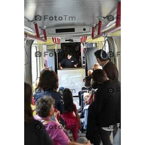 08/10/2018 Davide Gandossi x Tiziano Manzoni Bergamo - ITALIA Cronaca. Tutto il Teatro che ci piace, Conferenza e spettacolo sul Tram della TEB. Partenza Da Bergamo Fino ad Albino. nella foto: L\'ho spettacolo per i bambini sul tram della TEB ad Albino