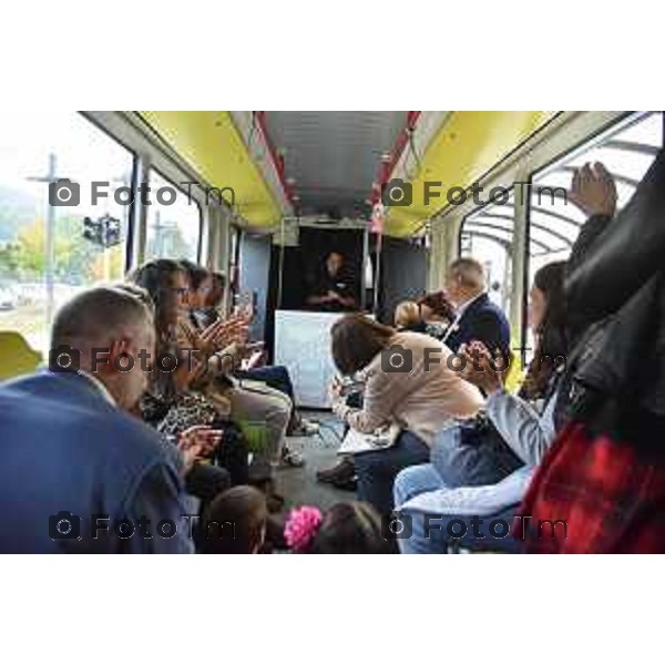 08/10/2018 Davide Gandossi x Tiziano Manzoni Bergamo - ITALIA Cronaca. Tutto il Teatro che ci piace, Conferenza e spettacolo sul Tram della TEB. Partenza Da Bergamo Fino ad Albino. nella foto: L\'ho spettacolo per i bambini sul tram della TEB ad Albino