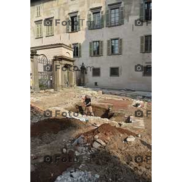 08/10/2018 Davide Gandossi x Tiziano Manzoni Bergamo - ITALIA Cronaca. Lavori in corso piazza Duomo Bergamo Alta. L\'Assesore ai Lavori Pubblici del Comune di Bergamo Marco Brambilla e la Funzionaria della Soprintendenza stefania De Francesco Prlano dello svolgimento della piazza