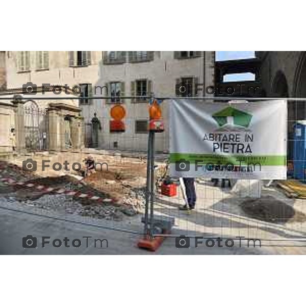 08/10/2018 Davide Gandossi x Tiziano Manzoni Bergamo - ITALIA Cronaca. Lavori in corso piazza Duomo Bergamo Alta. L\'Assesore ai Lavori Pubblici del Comune di Bergamo Marco Brambilla e la Funzionaria della Soprintendenza stefania De Francesco Prlano dello svolgimento della piazza