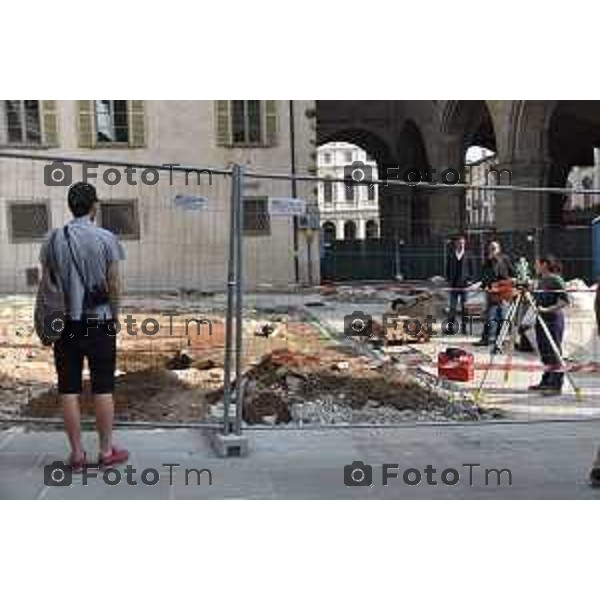 08/10/2018 Davide Gandossi x Tiziano Manzoni Bergamo - ITALIA Cronaca. Lavori in corso piazza Duomo Bergamo Alta. L\'Assesore ai Lavori Pubblici del Comune di Bergamo Marco Brambilla e la Funzionaria della Soprintendenza stefania De Francesco Prlano dello svolgimento della piazza