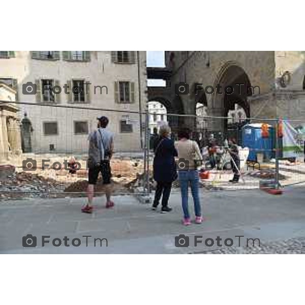 08/10/2018 Davide Gandossi x Tiziano Manzoni Bergamo - ITALIA Cronaca. Lavori in corso piazza Duomo Bergamo Alta. L\'Assesore ai Lavori Pubblici del Comune di Bergamo Marco Brambilla e la Funzionaria della Soprintendenza stefania De Francesco Prlano dello svolgimento della piazza