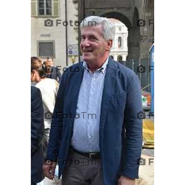 08/10/2018 Davide Gandossi x Tiziano Manzoni Bergamo - ITALIA Cronaca. Lavori in corso piazza Duomo Bergamo Alta. L\'Assesore ai Lavori Pubblici del Comune di Bergamo Marco Brambilla e la Funzionaria della Soprintendenza stefania De Francesco Prlano dello svolgimento della piazza. nella foto: Marco Branbilla