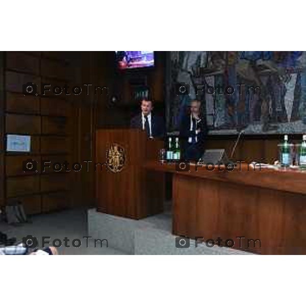 08/10/2018 Davide Gandossi x Tiziano Manzoni Bergamo - ITALIA Cronaca. Scuola Lavoro cosa ci devono chiedere i giovani. Incontro con Vittorio Colao intervistato da Dario di Vico, Conferenza/ Dibattito con i giovani nel Palazzo dei contratti e manifestazioni Bergam Via Petrarca 10