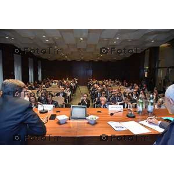 08/10/2018 Davide Gandossi x Tiziano Manzoni Bergamo - ITALIA Cronaca. Scuola Lavoro cosa ci devono chiedere i giovani. Incontro con Vittorio Colao intervistato da Dario di Vico, Conferenza/ Dibattito con i giovani nel Palazzo dei contratti e manifestazioni Bergam Via Petrarca 10