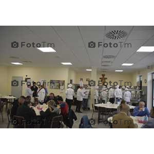 Foto LaPress Manzoni Tiziano 17/10/2018 ITALIA BERGAMO cronaca Gli studenti ABF cucinano per i poveri nella foto l\'evento <"aggiungi un posto a tavola"