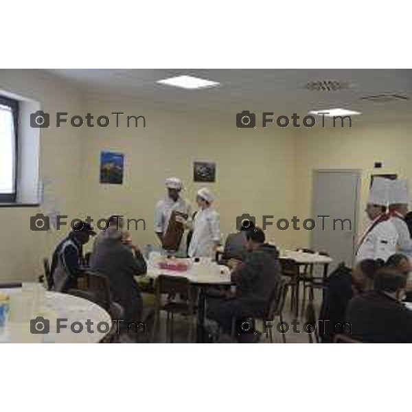 Foto LaPress Manzoni Tiziano 17/10/2018 ITALIA BERGAMO cronaca Gli studenti ABF cucinano per i poveri nella foto l\'evento <"aggiungi un posto a tavola"