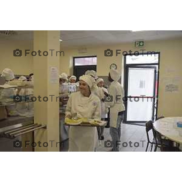 Foto LaPress Manzoni Tiziano 17/10/2018 ITALIA BERGAMO cronaca Gli studenti ABF cucinano per i poveri nella foto l\'evento <"aggiungi un posto a tavola"